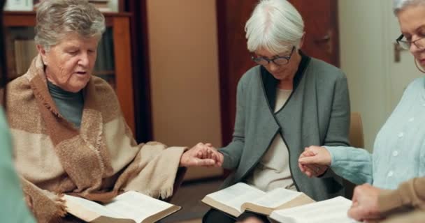 Bidden Ondersteunen Hand Hand Met Mensen Bijbelstudie Voor Eredienst Christelijk — Stockvideo