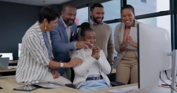 성공을 컴퓨터에 사무실에서 비즈니스 사람들의 직장에서 기술을 응원하는 변호사의 다양성 — 비디오