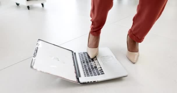 ビジネス ラップトップ グリッチのためのストレスの怒っている女性の足 404 または詐欺オフィスの危機 インターネット障害 期限切れのプレッシャー イライラのある靴 — ストック動画