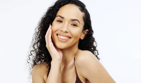 在皮肤护理 胶原蛋白成功或皮肤科治疗中 皮肤或面部接触在孤立的白色背景上 在自然妆容 化妆品或发型上的微笑 快乐或美的典范画像 — 图库照片