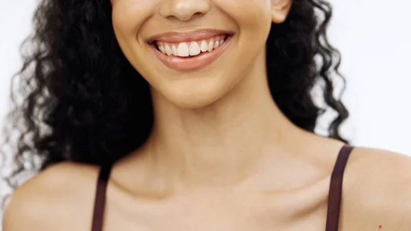 Kobieta Śmiech Lub Zęby Izolowanym Białym Tle Promocji Wybielania Ortodontyczne — Zdjęcie stockowe