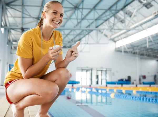 Zwembad Badmeester Vrouw Met Glimlach Stopwatch Mockup Bij Waterveiligheidstraining Professionele — Stockfoto