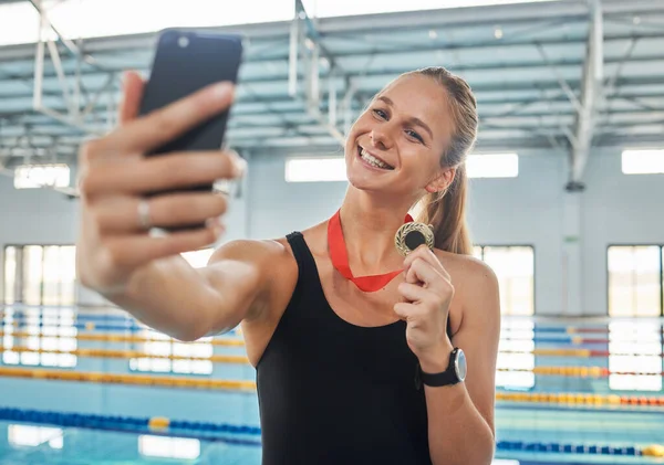 Win Selfie Vrouw Een Medaille Voor Zwemmen Sportsucces Live Streaming — Stockfoto