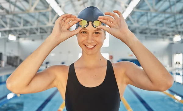 Spor Portre Gözlük Bir Kadın Yüzücüyle Spor Salonunda Yarışmaya Yarışmaya — Stok fotoğraf