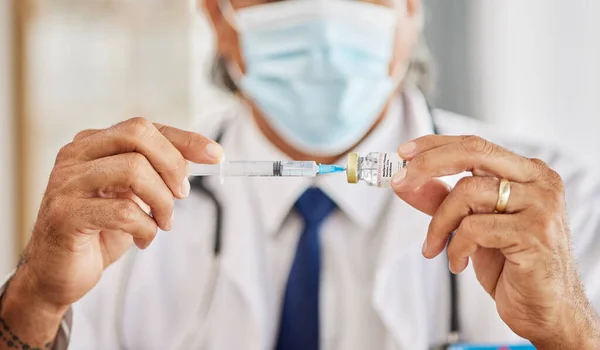 Médico Vacinação Mãos Doutor Com Uma Agulha Uma Gripe Frio — Fotografia de Stock