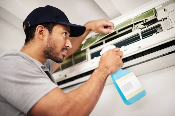 Condicionado Limpeza Homem Com Máquina Elétrica Verificar Uma Casa Com — Fotografia de Stock