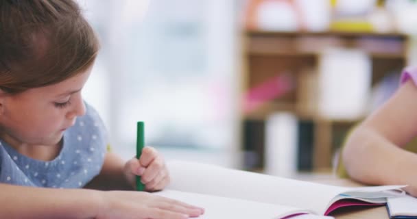 Kinder Zeichnen Und Mädchen Mit Stift Klassenzimmer Lernen Kunst Bildung — Stockvideo