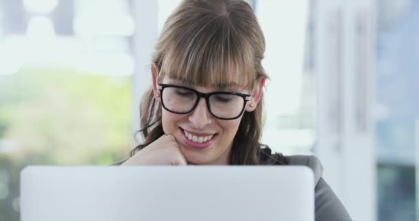 Forretning Smil Kvinde Med Bærbar Computer Internet Online Læsning Med – Stock-video