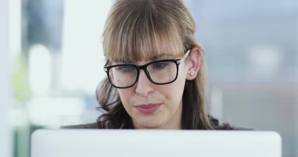 Erro Estresse Mulher Negócios Com Falha Laptop Burnout Erro Fiscal — Vídeo de Stock