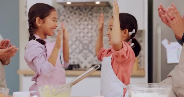 キッチンハイ5 ベーキングのお祝いと幸せな子供たちは デザート 食べ物 または学習の成功のために興奮し 拍手を送ります 家族の達成 勝者および家の母 調理のための父および子供のクラップ — ストック動画
