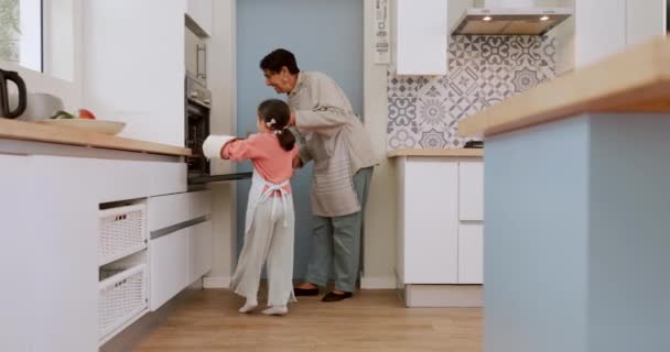 Keuken Oven Bakken Oma Kind Laden Koekjesbakje Snoep Koekjes Voor — Stockvideo