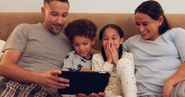 平板电脑 家庭或兴奋的家庭作为一个家庭在周末早上在沙发上轻松地放电影 妈妈或爸爸与快乐的兄弟姐妹一起观看电影 系列在线或社交媒体 — 图库视频影像