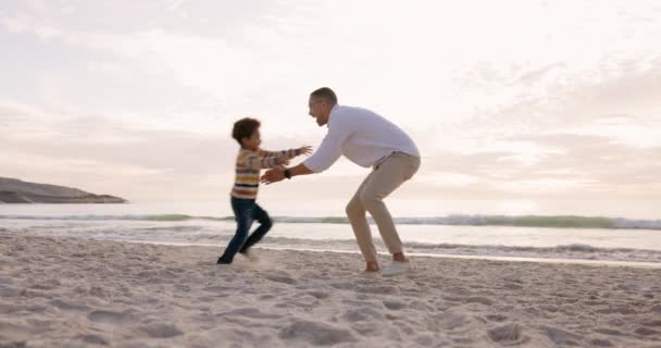 Пляж Щасливий Батько Обертає Дитину Відкритому Повітрі Сімейні Канікули Свята — стокове відео