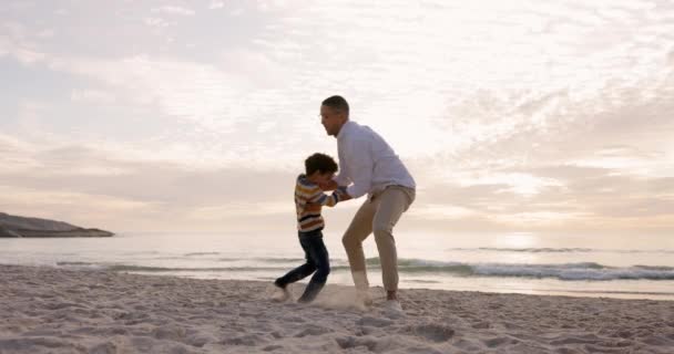 ビーチ 父親は または日没での冒険で子供をスピンします 男と子供は 自然の中で愛とケアで質の高い時間と楽しいエネルギーのために海や砂で一緒に遊びます — ストック動画