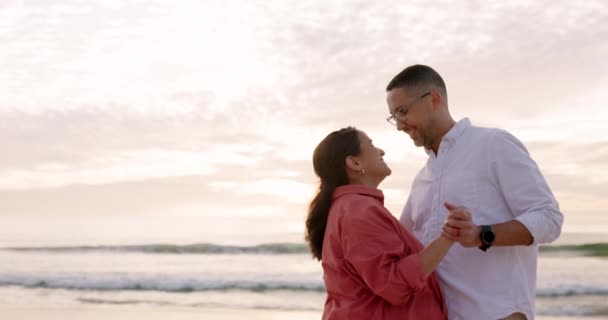 Αγάπη Αγκαλιά Και Χώρος Ζευγάρι Στην Παραλία Για Ρομαντική Ατμόσφαιρα — Αρχείο Βίντεο