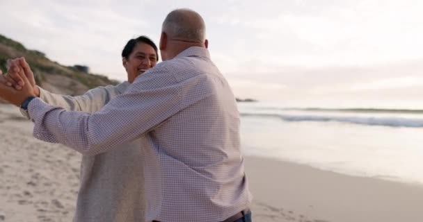 Tanzen Strand Und Senioren Paar Freien Bei Sonnenuntergang Für Liebe — Stockvideo