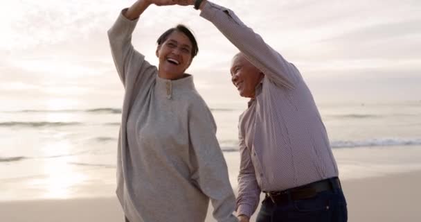 Senioren Paar Strand Dansen Buiten Bij Zonsondergang Met Liefde Zorg — Stockvideo