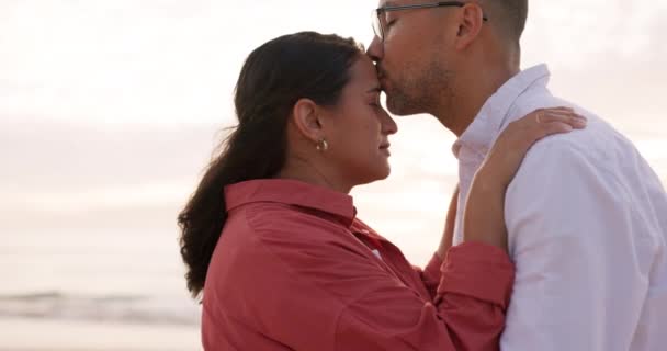 亲吻和日落与夫妇在海滩浪漫 度假和放松 旅行和支持 男人和女人在海滨拥抱 共同追求婚姻 幸福与和平 — 图库视频影像