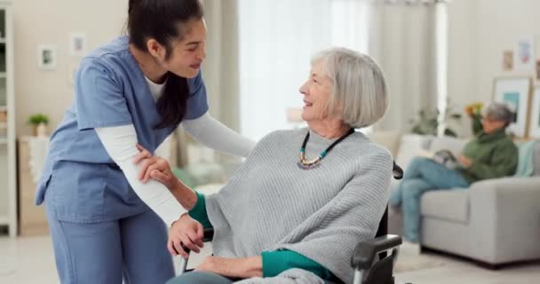 Νοσοκόμα Αναπηρική Καρέκλα Και Ευτυχισμένη Γυναίκα Για Υποστήριξη Υγειονομική Περίθαλψη — Αρχείο Βίντεο