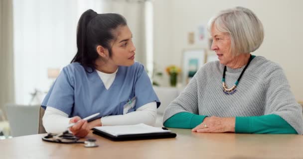 Enfermera Documentos Asesoría Mujeres Mayores Información Salud Lista Verificación Seguros — Vídeos de Stock