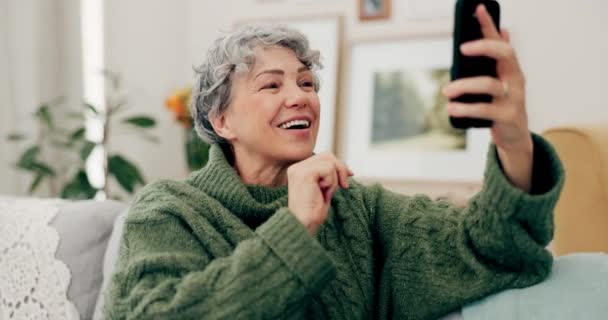 视频电话 与老妇人在沙发上挥手 进行交流 上网和联系 技术和微笑与老年人和在线在家里交谈 联系和聊天 — 图库视频影像