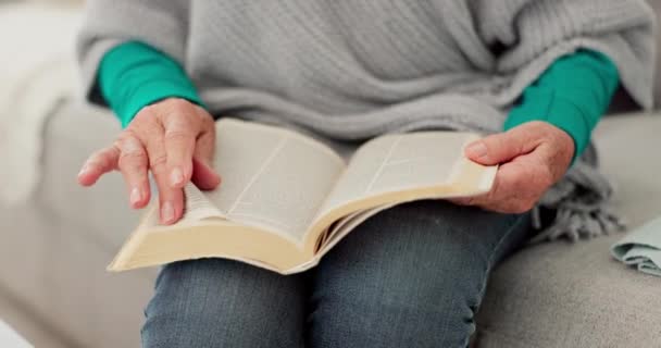 Nahaufnahme Hände Und Ältere Frau Beim Lesen Der Bibel Glaube — Stockvideo