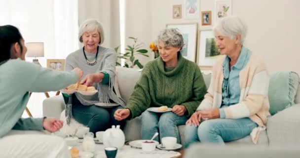 Idős Nők Tea Barátok Egy Idősek Otthonában Minőségi Időtöltésre Csevegésre — Stock videók