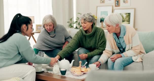 老年妇女 茶和朋友在家里的沙发上聊天 聊天或聚会 老年人或有照料者在餐桌前吃饭 进行社会探访和过退休生活的群体 — 图库视频影像