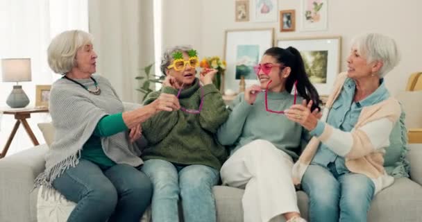 Seniorinnen Sonnenbrillen Und Freunde Einem Altenheim Für Qualitativ Hochwertige Zeit — Stockvideo