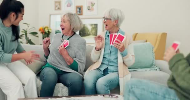 高齢者グループ 高5および自宅で勝利 または楽しい社会的エンターテイメントのためのカードゲームでお祝い リビングルームでの集会 チーム活動 ゲームを楽しんでいるハッピーシニアの人々 — ストック動画