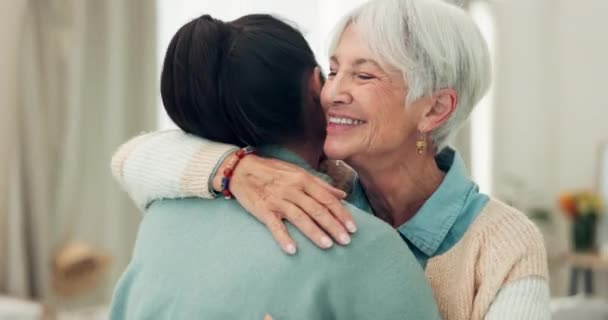 快乐的老年妇女 拥抱和老年人的关怀 感谢你 感激或支持家里的照顾者 在信任 幸福或住房中拥抱医务工作者或保健工作者的成熟女性个人或病人 — 图库视频影像