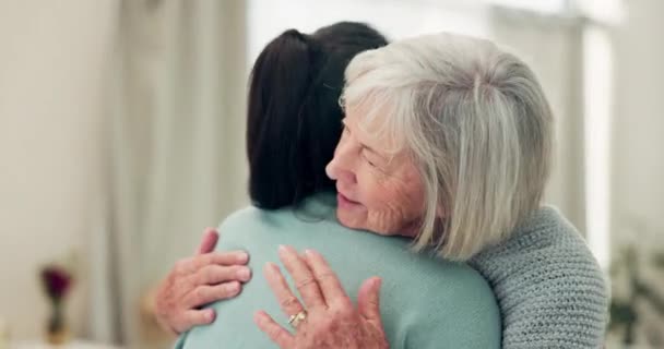 Seniorin Umarmung Und Altenpflege Als Dankeschön Dankbarkeit Oder Unterstützung Für — Stockvideo