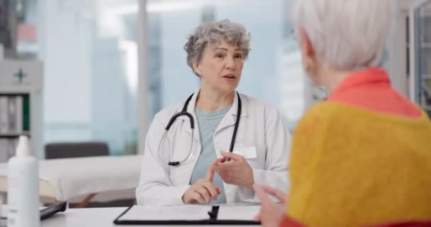 老年妇女 老年人或有病人的医生在门诊咨询或医院检查时与预约的医疗人员交谈 — 图库视频影像