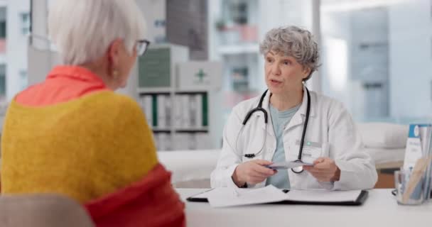 Senior Mulher Médico Paciente Consulta Com Panfleto Para Informações Cotação — Vídeo de Stock