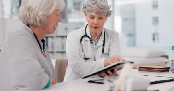 资深医生 平板电脑及与病人讨论医院的医疗处方或诊断 向老年妇女提供关于咨询技术的成熟医疗专业人员 — 图库视频影像