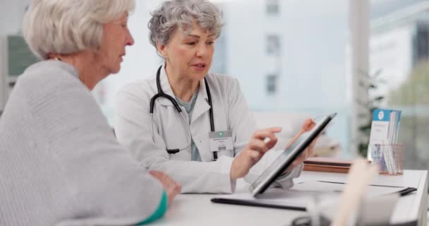 资深医生 平板电脑和与病人交谈 以获得医院的医疗处方或诊断 成熟的医疗专业咨询老年妇女在诊所寻求帮助建议的技术 — 图库视频影像