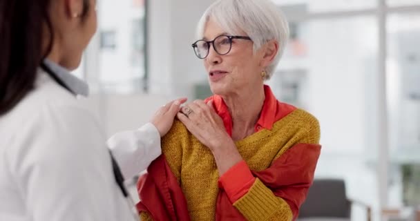 Healthcare Shoulder Pain Senior Woman Her Doctor Hospital Talking Consultation — Stock Video