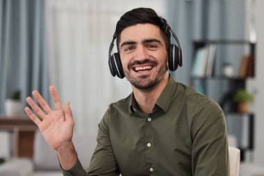 Adamım, portre ve dalga çevrimiçi toplantı için, video çağrısı ve telekom danışmanı yardımı için vop iletişimi. Mutlu sanal asistanın, pazarlamacının ve kulaklıklara danışmanın yüzü..