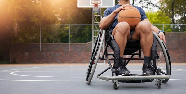 Rolstoel Basketbal Man Met Sportbal Het Buitenterrein Voor Fitness Training — Stockfoto