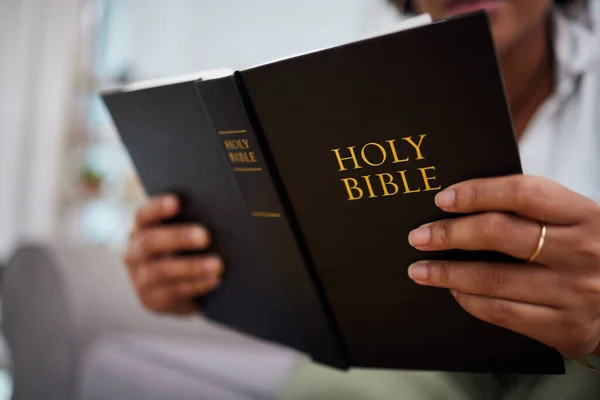 Hände Bibel Und Frauenlektüre Hause Aufenthaltsraum Und Gebetsbuch Religion Und — Stockfoto