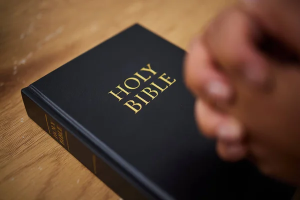 Ncil Evde Dua Eden Eller Kadınlar Inanç Din Ibadetin Kitabını — Stok fotoğraf