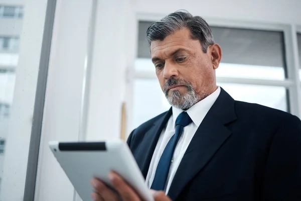 Business App Eller Senior Mand Med Tablet Online Læsning Eller - Stock-foto