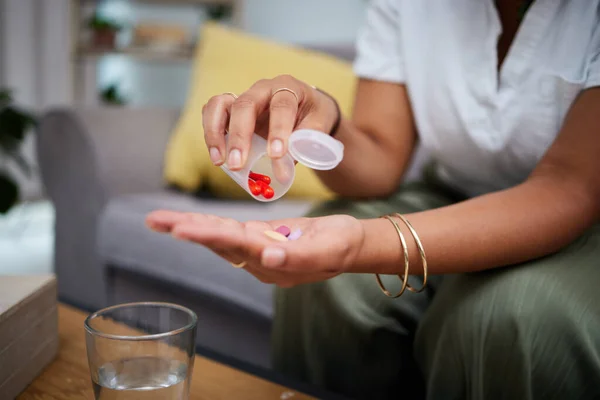 Kobieta Ręce Tabletki Kanapie Leki Opiekę Zdrowotną Lub Lekarstwo Choroby — Zdjęcie stockowe
