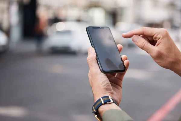 Telefon Model Bağlantı Bağlantı Konum Olan Bir Caddedeki Adamın Elleri — Stok fotoğraf
