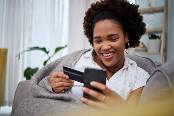 Ευτυχισμένη Μαύρη Γυναίκα Τηλέφωνο Και Πιστωτική Κάρτα Για Ηλεκτρονικό Εμπόριο — Φωτογραφία Αρχείου