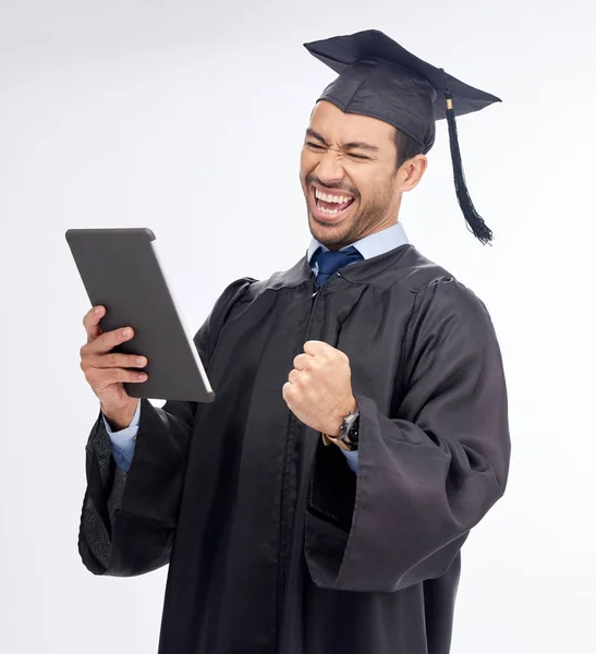 Graduación Tableta Hombre Celebración Logro Internet Aislado Fondo Blanco Estudio — Foto de Stock