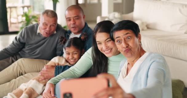 Grote Familie Grappig Selfie Woonkamer Verlijmen Ontspannen Samen Vloer Kinderen — Stockvideo