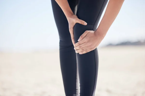 Fitness Knee Pain Running Woman Beach Sports Injury Inflammation Accident — Stock Photo, Image