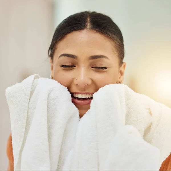 Sonríe Mujer Huele Toalla Limpia Aroma Fresco Tela Después Lavar —  Fotos de Stock