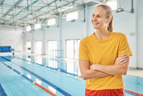 Zwembad Badmeester Vrouw Met Glimlach Armen Gekruist Model Aan Het — Stockfoto